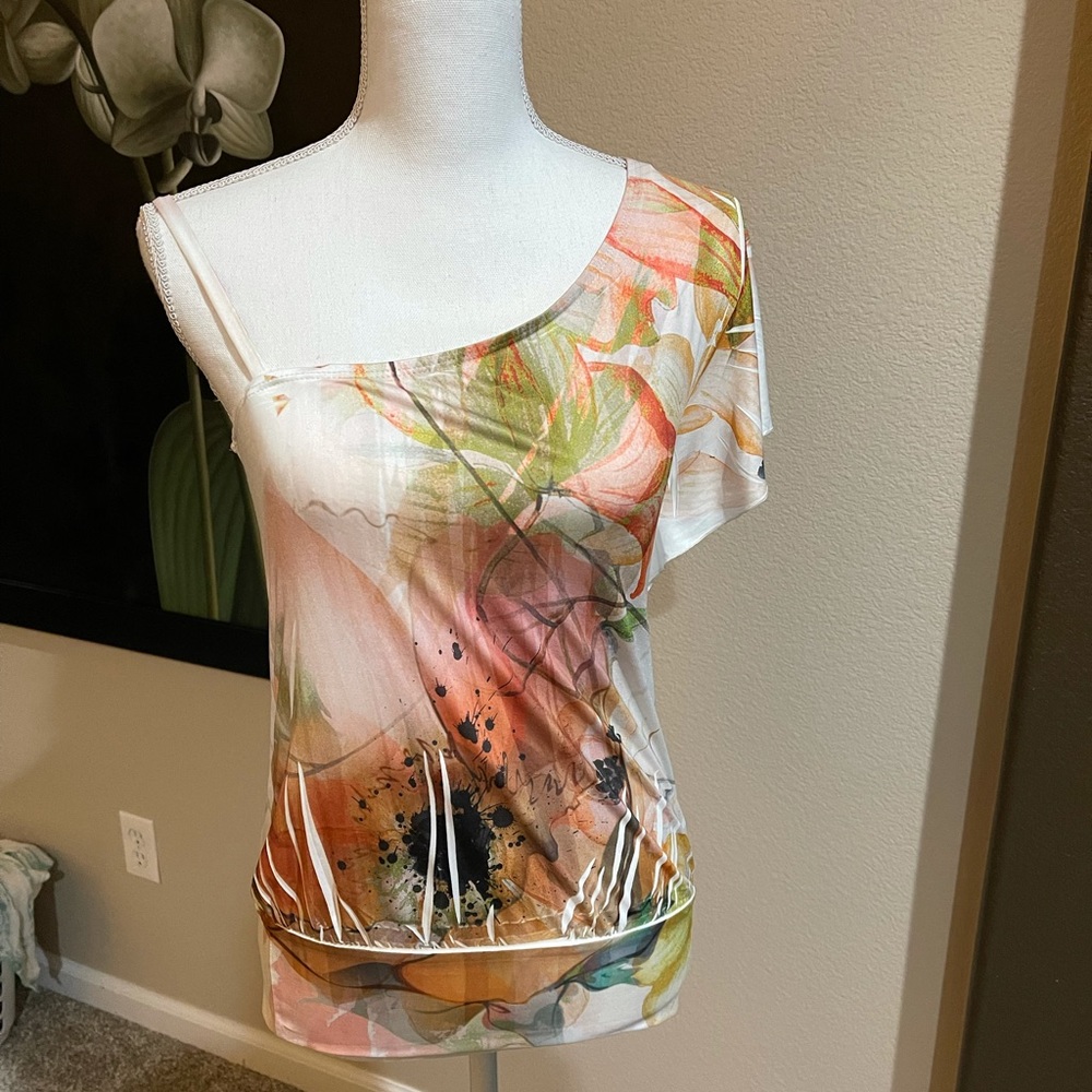 Asymmetrical stretch top